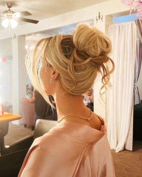 Perfect style for a hot summer wedding! Its giving Pamela Anderson 💋 #90supdo #pamelaanderson #weddinghair #bridesmaidmakeup #weddingmakeup Pamela Anderson Bun Wedding, Pam Anderson Wedding Hair, Pam Anderson Hair Updo, Pamela Anderson Bun, 90s Updo, Hot Summer Wedding, Pam Anderson, Bridal Bun, Bridal Updo