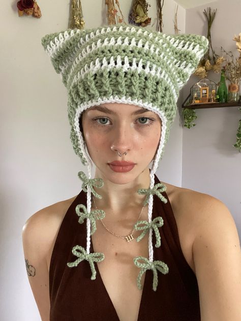 Makeup Looks Ideas, Crochet Cat Hat, Beanie Outfit, Photography Selfie, Cat Beanie, Yarn Hats, Crochet Bows, Crochet Hat Free, Crochet Hair Accessories