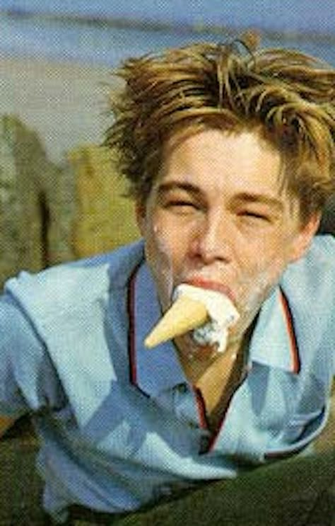 Did someone hit you in the face with this ice cream cone? 26 most puzzling pics of Leo DiCaprio Leonardo Dicaprio Funny, Funny Faces Pictures, Leonardo Dicaprio Photos, Leo And Kate, Leonardo Dicaprio 90s, Jack Dawson, Young Leonardo Dicaprio, Gossip Girls, Leo Dicaprio