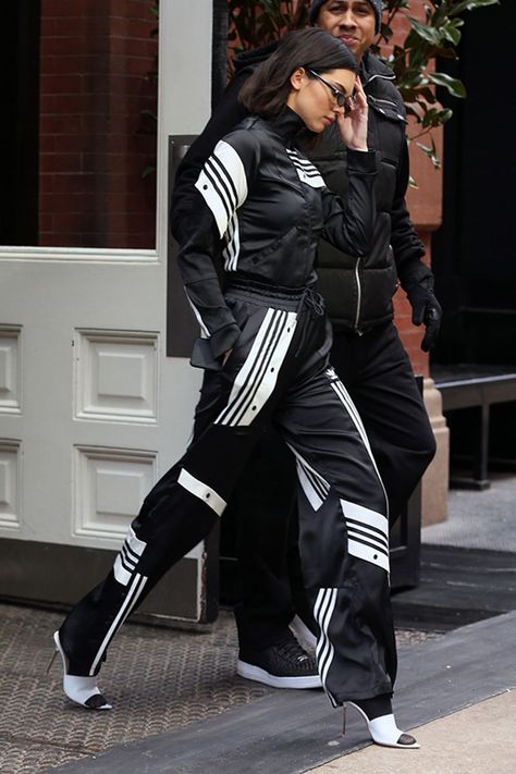 This Is What Athleisure Looks Like in 2018 Kendall Jenner Adidas, Street Style Athleisure, Kylie Jenner Outfits Casual, Kendall Jenner Body, Style Athleisure, Funky Sunglasses, Kendall Jenner Street Style, Kylie Jenner Outfits, Kendall Jenner Outfits