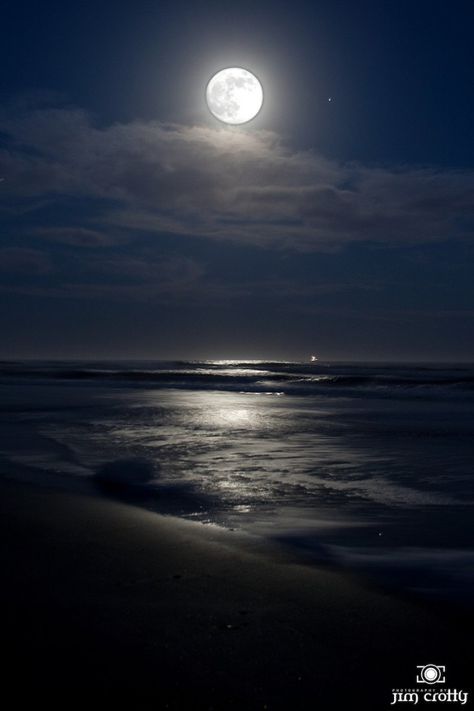 Night Sky Moon, Ocean At Night, Beach At Night, Beach Night, Sky Moon, Night Pictures, Moon Pictures, Moon Photography, Good Night Moon