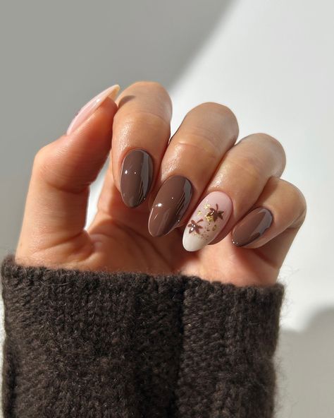 minimal autumnal leaves with flecks of gold 🍂🍁🌰🍯✨ rings from @luvaj 🫶 #nails #nailinspo #nailart #naildesign #autumnnails #brownnails #fallnails Almond Acrylic Nails Designs, Uñas Ideas, Nailinspo Nailart, Hello Nails, Dip Nails, Almond Acrylic Nails, Apple Phone Case, Oval Nails, Brown Nails