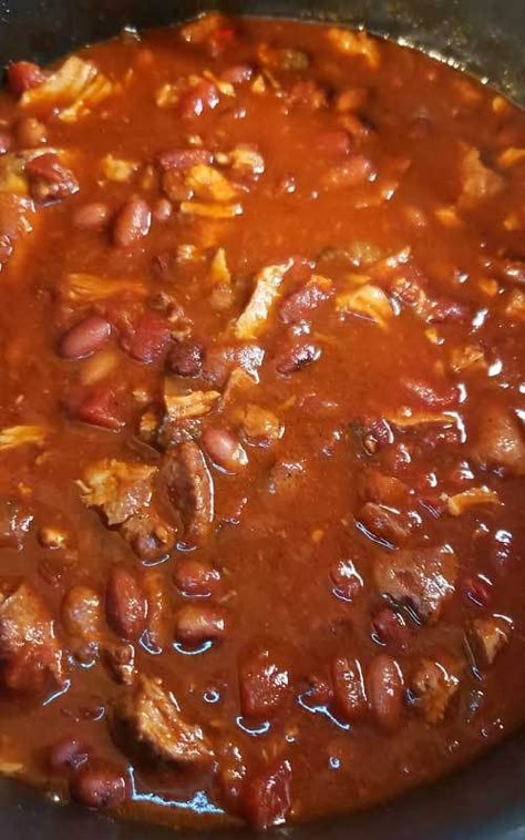 Sweet meets heat in this hearty Kansas City Style Pulled Pork Chili. Be sure to grab a cold brewsky because one's going in the pot to add to the complex flavors of this Midwestern favorite! Kansas City Chili Recipe, Chili Wendys, Chilli Dishes, Pulled Pork Chili Recipe, Chili Board, Pork Chili Recipe, Chili Contest, Chili Pork, Pulled Pork Chili