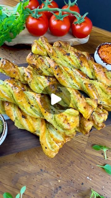 Party Snacks Videos, Pesto Snack Ideas, Pesto Sticks, Pesto Feta Rolls, Puff Pastry App, Pesto Palmiers, Pesto Pinwheels Crescent Rolls, Puff Pastry Pesto Pinwheels, Vegeterian Dishes