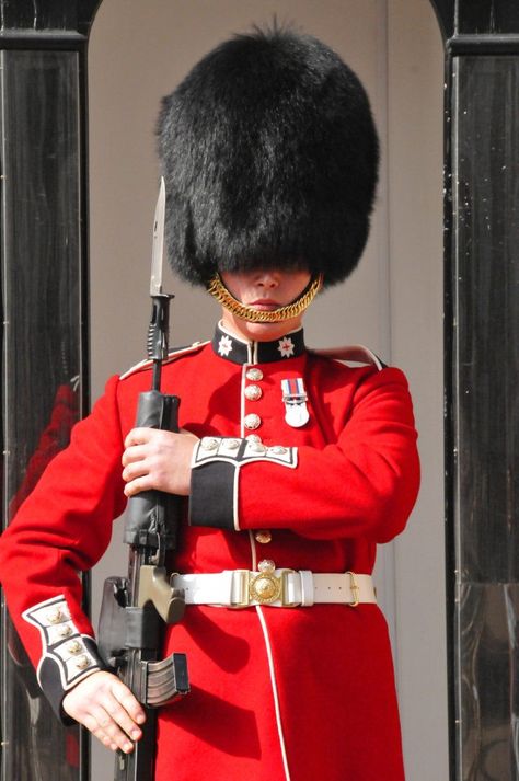 Guard Outfit, Soldier Outfit, Tower Castle, British Guard, Coldstream Guards, Grenadier Guards, Queens Guard, British Army Uniform, British Uniforms