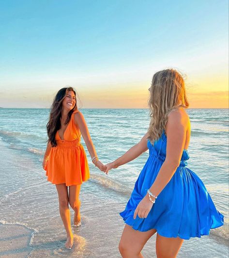 Beach Poses For Best Friends, Cute Beach Pics With Best Friend, Beach Pics 2 People, Cute Poses For Pictures 2 People, Vacation Photo Ideas Friends, Beach Photos Outfit Ideas, Beach Pier Photoshoot, Best Friend Vacation Pictures, Bsf Photo Shoot