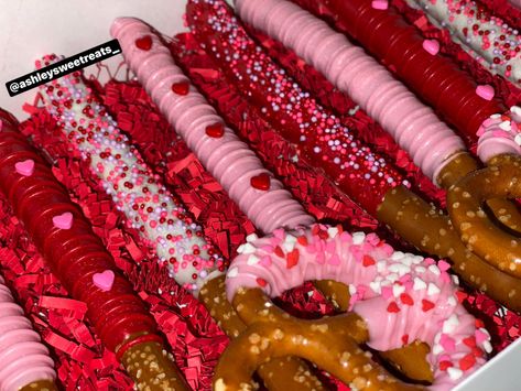 Valentine’s Baked Goods, Valentines Day Chocolate Covered Treats, Valentine’s Day Treats For Coworkers, Valentine’s Day Treats To Sell, Vday Sweets, Valentines Day Treats To Sell, Cake Lollies, Baking Valentines, Spiderman Craft