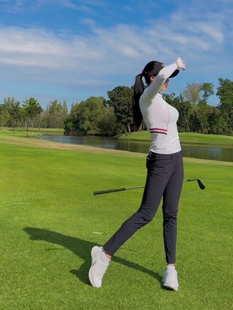 Cute Golf Outfits Women Winter, Lpga Golf Outfits, Outfit Golf Women Hijab, Golf Outfits Women Pants, Winter Golf Outfit Womens, Hijab Sport Outfit, Golf Costumes, Golf Leggings, Trip Clothes