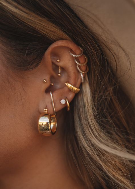 Conch Piercing Hoop Chunky, Piercing Gold Ear, Maxamilist Ear Piercings, Chunky Ear Piercings, Chunky Conch Hoop, Conch Piercing Hoop, Different Ear Piercings, Ear Peircings, Piercing Chart