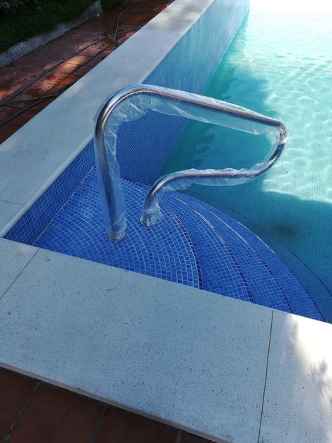 Pool Stairs, Pool Courtyard, Pool Rails, Swimming Pool Construction, Pool Renovation, Pool Construction, Backyard Pool Designs, Pool Ideas, Pool Area