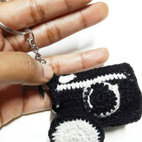 Miniature camera key chain! ▪CROCHET CAMERA KEYCHAIN DM FOR ORDER!  #hands_on_crochet #crochet #crochetkeychain #crochetlife #crochettoys… Camera Crochet, Key Chain Crochet, Chain Crochet, Miniature Camera, Camera Keychain, Crochet Inspiration, Crochet Keychain, Cassette Tape, Key Chain