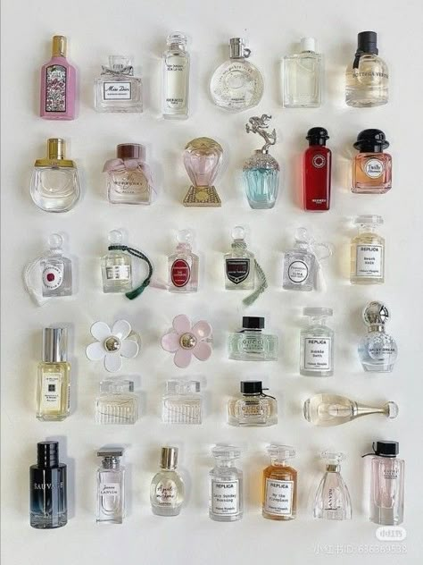 Mini Perfume Collection Aesthetic, Mini Perfume Aesthetic, Cute Perfumes, Perfume Flyer Design, Mini Perfume Collection, Parfum Aesthetic, Cute Perfume, Mini Perfume Bottles, Mini Cosmetics