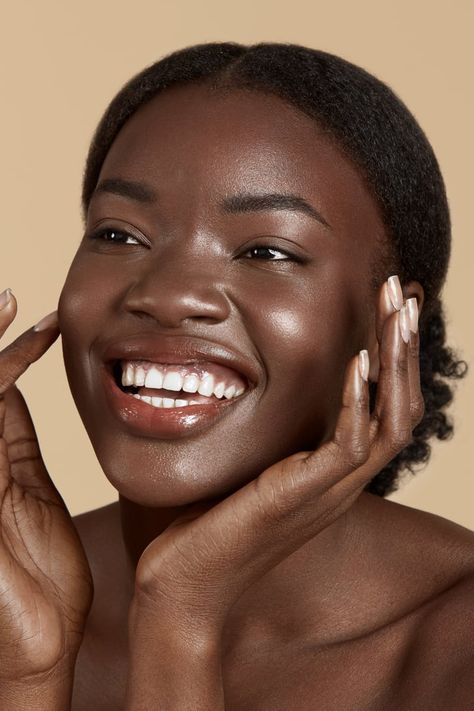 Natural Makeup Tips on Dark Skin Glowy Makeup Dark Skin, Natural Makeup Dark Skin, Clean Skin Makeup, Natural Makeup For Dark Skin, Dark Skin Lipstick, Skin Care Model, Beauty Portfolio, No Make Up Make Up Look, Nail Natural