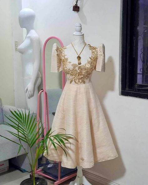 HWB - Inabel Iloco Filipiniana on Instagram: "Creamgold Inabel Filipiniana A Line Dress, custom made for our Client🇵🇭

🍂More than 500 classy and unique designs to choose from

🍂We customize from XS-Plus size

🍂Over 250 weaves/fabrics to choose from

🍂You may send in your desired design/cut for us to customize 

🍂We ship worldwide via DHL

DM us for orders and inquiries

#Inabel #Abeliloco #Abeliloko #dress #filipiniana #barong #modernfilipiniana #handwoven #art #barongtagalog #malacañang  #graduationdress #oathtakingdress #eveningdress" Filipiniana Dress Modern Simple, Filipiniana Dress Modern Philippines, Modern Filipiniana Dress, Filipino Fashion, Grad Outfits, Filipiniana Dress, Fashion Drawing Dresses, Dress Sketches, Grad Dresses