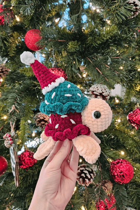 Holidays are the perfect time to crochet gifts and decorations. The pattern for this Ice Cream Turtle is available on Etsy from Happy Turtle Crochet and the mod is available on their Instagram! Crochet Ice Cream Turtle Free Pattern, Ice Cream Turtle Crochet, Christmas Turtle Crochet, Crochet Ideas For Christmas Gifts, Crochet Christmas Turtle, Christmas Crochet Ideas Free, Christmas Things To Crochet, Crochet Christmas Animals, Christmas Crochet Animals