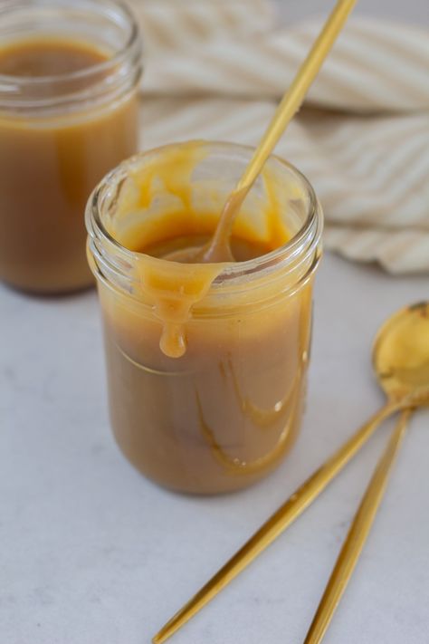 Simple Homemade Caramel Sauce Salted Caramel Desserts, Puding Roti, Caramel Dessert Recipes, Homemade Salted Caramel, Butterscotch Sauce, Tarte Fine, Caramel Desserts, Peanut Butter Sauce, Homemade Caramel Sauce