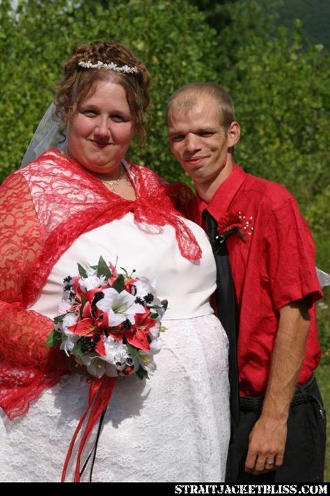 Cutest Couple Worst Wedding Photos, Weird Family Photos, Ugly Wedding Dress, Tacky Wedding, Worst Wedding Dress, Funny Wedding Pictures, Wedding Fail, Awkward Photos, Awkward Family Photos