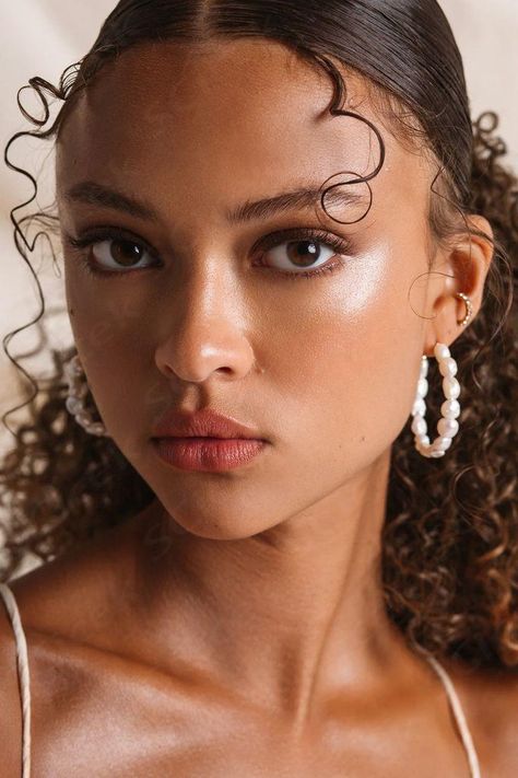 Grad Photoshoot Makeup, Soft Features Women, Ingenue Aesthetic Makeup, Elegant Makeup Archetype, Soft Classic Makeup, Soft Ethereal Makeup, Soft Glow Aesthetic, Dewey Makeup, Classic Makeup Looks