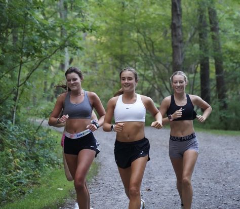 Cross Country Running Training, Running Inspo, Xc Running, Running Lifestyle, Friends School, Iron Woman, Running Routine, Cross Country Running, Running Club