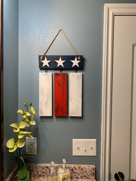 Patriotic Porch Signs, Patriotic Porch, American Holidays, Patio Signs, Flag Painting, Cross Crafts, Wood Flag, Picnic Tables, Flag Signs