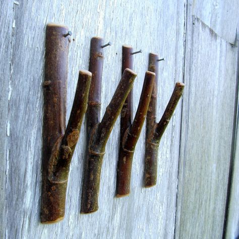 BentTreeGallery hooks Rustic Wall Hooks, Wooden Coat Hooks, Diy Coat Rack, Primitive Bathrooms, Diy Clothes Rack, Diy Coat, Deco Nature, Dekor Diy, Cool Ideas