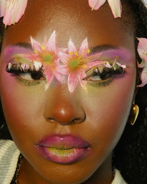 Watercolour Makeup, Floral Makeup Looks, Flower Makeup Looks, Colored Brows, Bloom Makeup, Oh My Gloss, Glowy Super Gel, Euphoria Style, Artsy Makeup