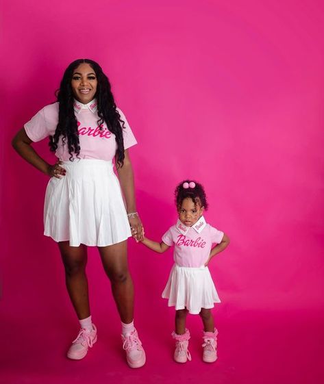 Mommy And Me Barbie Outfits, Barbie Photoshoot Ideas Mommy And Me, Mommy And Me Barbie Photoshoot, Mommy Daughter Disney Outfits, Mom And Daughter Barbie Outfit, Mommy And Me Photo Shoot Outfits, Barbie Mommy And Me, Black Mom And Daughter Matching Outfits, Kids Curly Hair