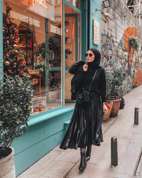 How To Easily Style An All Black Outfit - Hijab Fashion Inspiration Black Outfit Hijab, Colorful Leather Jacket, Fashion Blazer Outfits, Black Hijab Outfit, Black Hijab, All Black Dresses, Modest Fashion Hijab, All Black Fashion, Hijab Style Casual