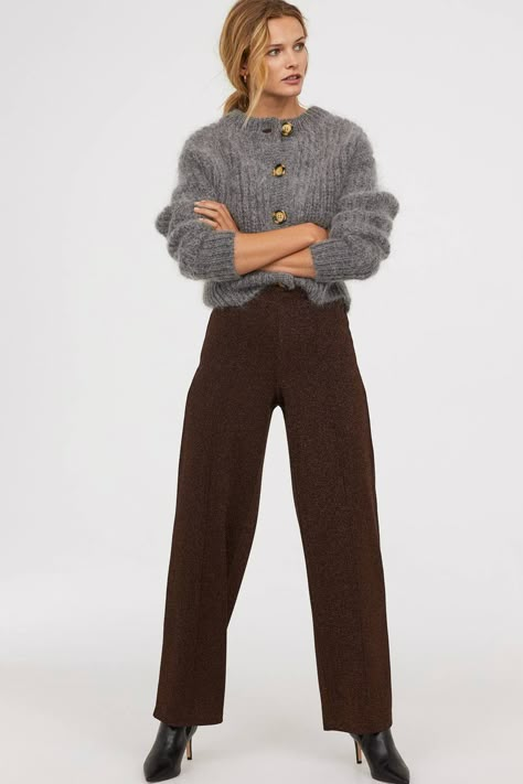 Brown Trend Autumn Winter 2018 Dark Brown Trousers Outfit, Brown Jeans Outfit Women, Brown Pants Outfit For Work, Brown Trousers Outfit Women, Brown Trousers Outfit, Brown Jeans Outfit, Pant Outfits For Women, Grey Pants Outfit, Slacks Outfit