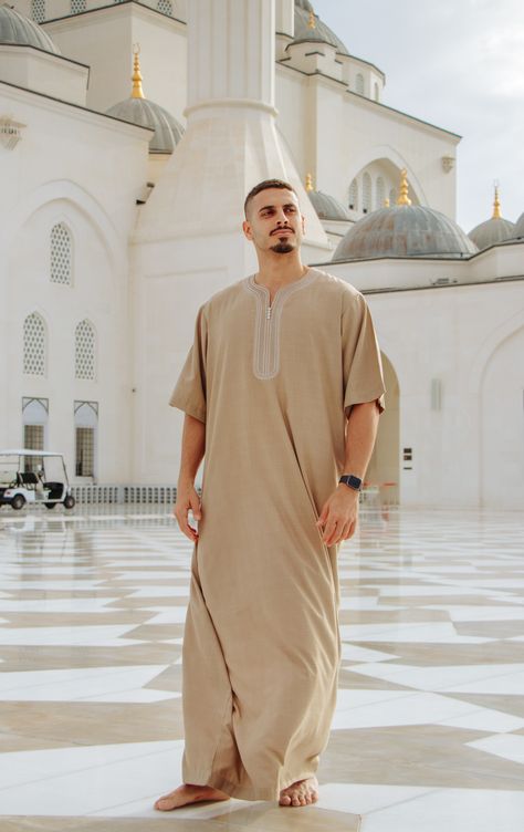 Thobe Outfit Men, Arabic Men Dress, Eid Outfits Men, Eid Outfits For Men, Arabic Outfit Men, Islamic Wear For Men, Mens Thobe Outfit, Jubba Design For Men, Arab Thobe Men Style