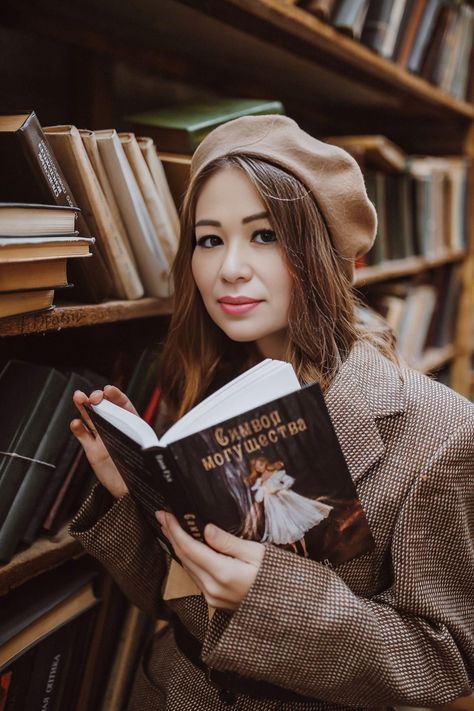 Library Photo Shoot, Book Photography Instagram, Girl Reading Book, Bookstagram Inspiration, Shotting Photo, Instagram Look, Girl Reading, Dark Photography, Pose Reference Photo