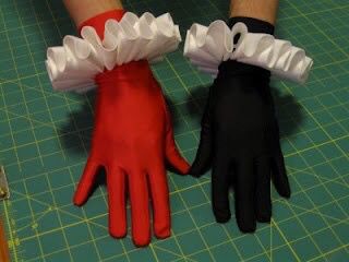 Ruffles Tutorial, Harley Quinn Costume Diy, Quinn Aesthetic, Queen Of Hearts Halloween Costume, Queen Of Hearts Halloween, Harley Quinn Halloween, Corset Dresses, Heart Costume, Queen Of Hearts Costume