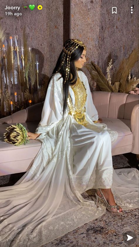 Emarati Traditional Dress, Arabian Dress Traditional, Arabic Theme Party Outfit, Arabic Dress Traditional, Arabian Dresses For Women, Emirati Wedding, Wedding Outfits With Hijab, Wedding Dresses Arab, Outfits With Hijab