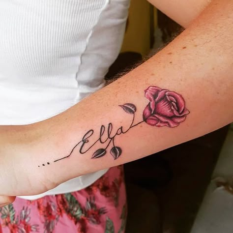 Rose Stem Name Tattoo Rose Stem Tattoo, Daughters Name Tattoo, Tattoos For Women On Thigh, Name Flower Tattoo, Rose Tattoo With Name, Name Tattoos For Moms, Baby Name Tattoos, Rose Tattoos For Women, Small Rose Tattoo