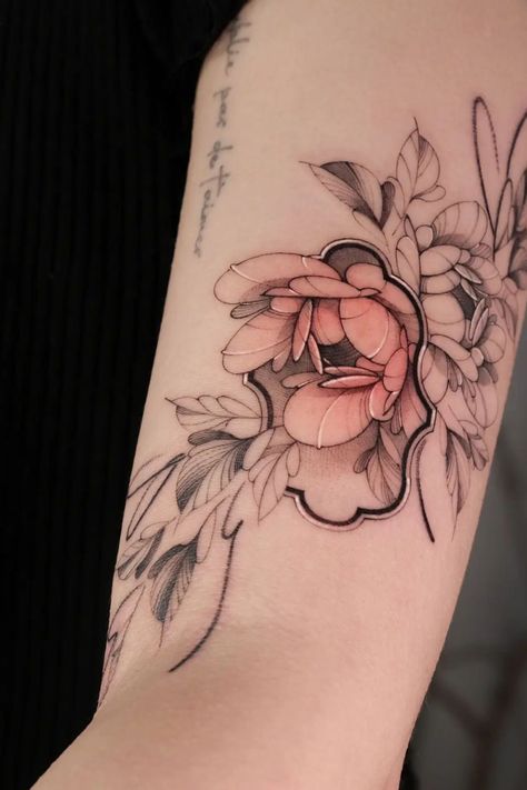 tattoo Discover Tattoo, Scientific Tattoo, Piercings And Tattoos, Tattoo Peony, Hand Tattoo Ideas, Peony Flower Tattoos, Nouveau Tattoo, Organic Tattoo, Floral Tattoo Sleeve