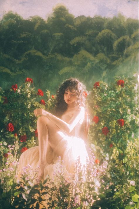 Ethereal Photography, Debut Photoshoot, Fairy Photoshoot, Ethereal Aesthetic, Dreamy Photography, 사진 촬영 포즈, Portrait Photos, Field Of Flowers, Garden Photography