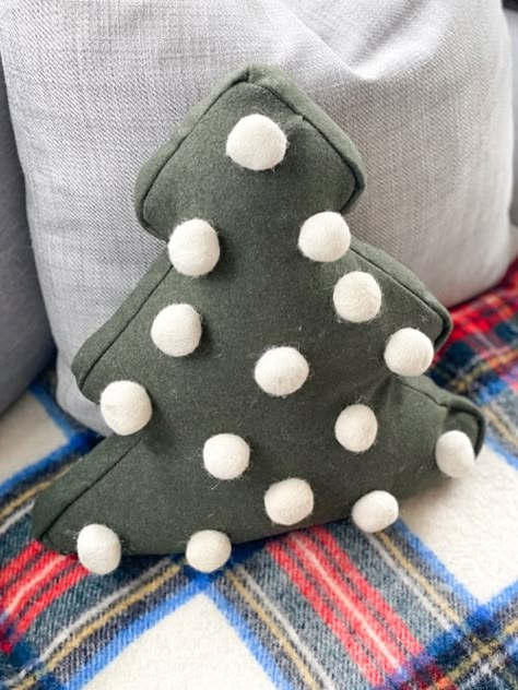 Xmas Tree Pillow, Diy Christmas Cushion, Christmas Tree Pillows Diy, Christmas Pillow Decor, Diy Christmas Pillows, Diy Christmas Decorations Dollar Store, Pom Pom Christmas, Christmas Pillows Diy, Christmas Decorations Sewing