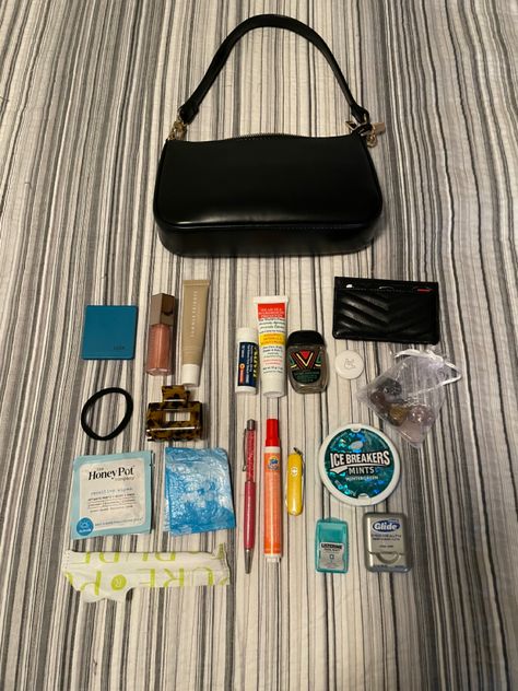 Small Purse Aesthetic, Small Purse Essentials, Bag Tour, Purse Aesthetic, Trip Bag, What's In My Purse, Bag Checklist, Inside My Bag, Purse Essentials