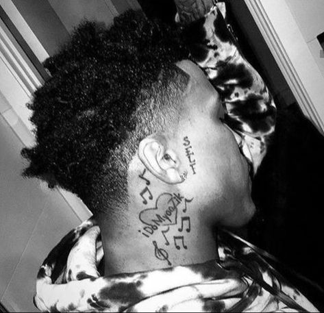 August Alsina nice haircut prep that nice tattoo👀👅 August Alsina Tattoos, August Alsina Hair, August Alsina Fashion, Atlanta Tattoo, Chris Brown Videos, August Baby, August Alsina, Michael Ealy, Pen Art Drawings