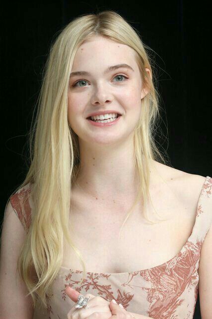 Hi, I'm Faye Edmund, age 19. I'm very kind, shy, and optimistic. I escaped at 18. I'm also one of the medics. (FC: Elle Fanning) Elle Fanning Movies, Ellie Fanning, Elle Fanning Style, Dakota And Elle Fanning, Dakota Fanning, Elle Fanning, Cara Delevingne, Beautiful Eyes, Pretty Face