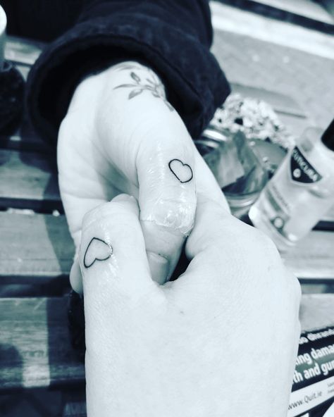 Heart Tattoo On Thumb, Tattoo On Thumb, Heart Hand Tattoo, Heart Finger Tattoo, Jing Jang, Heart Tattoo On Finger, Tattoo Board, Joker Card, Finger Tattoo