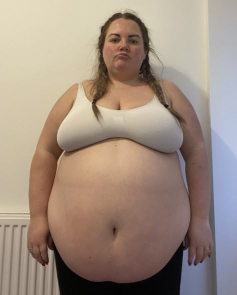 A SIZE 26 mum who people yelled “fatty” at in the street now confidently flaunts her “Kim Kardashian-like” curves. Jordanna Bell, who previously tipped the scales at 20st, dropped eight dress sizes and now feels better than ever. The former junk food addict credits ditching her twice-weekly takeaways and a £15,000 gastric sleeve and tummy […] Morbidly Obese Women, Big Fat Fabulous Life, Fat Person, Big Stomach, Yelled At, Body Types Women, Obese People, Excess Skin, Who People