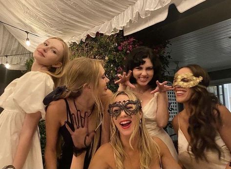 Gossip Girl Party, Fest Temaer, Ball Aesthetic, American Threads, Super Rich Kids, 18th Birthday Party, Trendy Boutique, Masquerade Party, Rich Kids