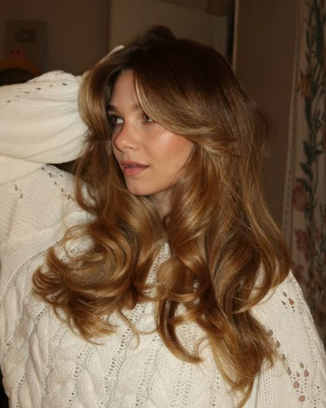 Dark Blonde With Root Smudge, Honey Blonde Aesthetic, Honey Blonde Red Hair, Golden Brown Hair Aesthetic, Dark Blonde Golden Hair, Dark Blonde Hair Layers, Old Money Haircolor, Honey Blonde Hair Aesthetic, Honey Blonde Bangs