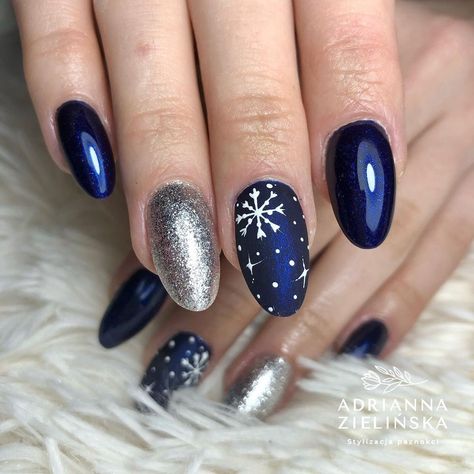 Winter Toes, Merry Christmas Nails, Christmas Present Nail Art, Gold Holiday Nails, Vibe Nails, Christmas Present Nails, Blue Christmas Nails, Snowflake Nail Design, Blue And Silver Nails