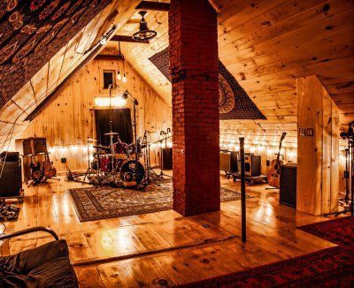 Studio Music Room, Home Recording Studio Setup, Attic Renovation Ideas, Home Music Rooms, Recording Studio Design, Recording Studio Home, Home Studio Setup, Music Studio Room, Home Recording Studio