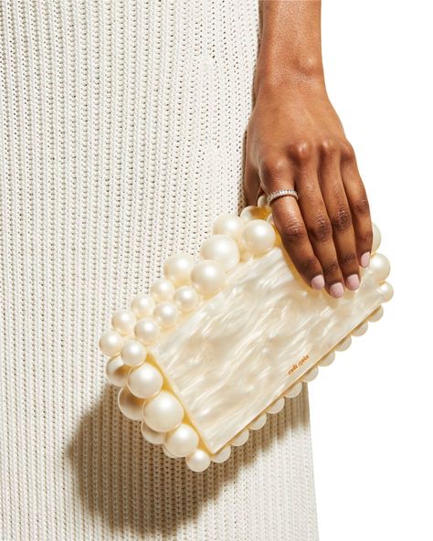 Wristlet Ideas, Cult Gaia Clutch, Clutch Outfit, Pearl Clutch Bag, Cult Gaia Bag, Hand Bags For Women, Pearl Clutch, Bridal Handbags, Acrylic Clutch