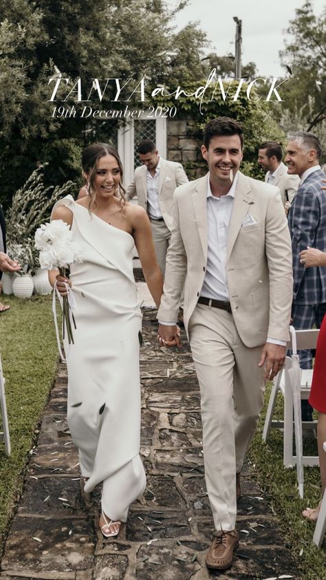 Groom Tan Linen Suit, Light Suit Wedding, Casual Wedding Bride And Groom, Boho Wedding Look, Italian Wedding Couple, Groomsmen Linen Suits, Spring Wedding Suits Groom, Men’s Casual Wedding Attire, Groom Linen Suit