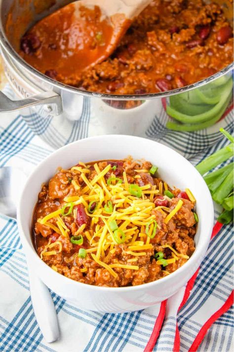 My mom's 5-Ingredient Chili Recipe has been a favorite of mine for years! This easy chili recipe uses pantry staples for a dinner win you'll want to make again and again! #BreadBoozeBacon #chili #5ingredients #groundbeef #beans #dinner #gameday 5 Ingredient Chili Recipe, Beans Dinner, Easy Chili Recipe Crockpot, Homemade Chili Seasoning, Homemade Chili Recipe, Bread Booze Bacon, Ground Beef Chili, Texas Chili, Friends Recipes