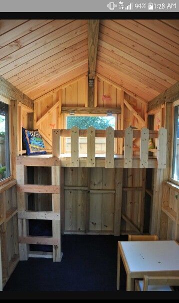 Kids Playhouse Plans, Playhouse Kids, Kids Clubhouse, Simple Tree House, Pallet Playhouse, Ranch Furniture, Playhouse Plans, Tree House Plans, Tree House Diy